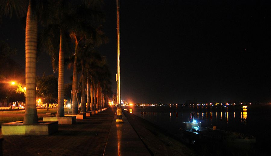 Погулять по ночной набережной Пномпень, Камбоджа
