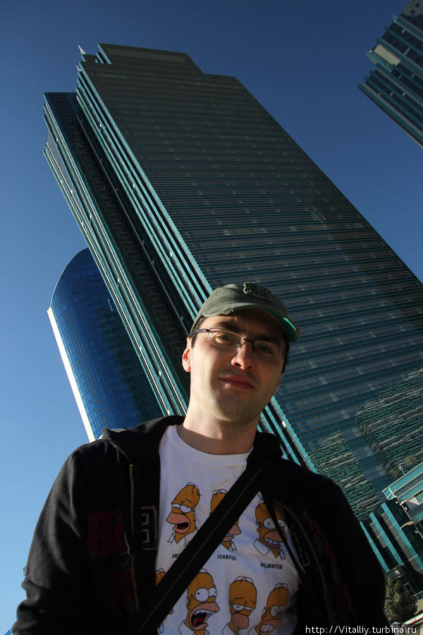 42. Фото на фоне второго здания. Казахстан