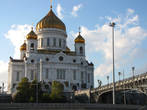 Храм Христа Спасителя и пешеходный Патриарший (Алексеевский) мост.