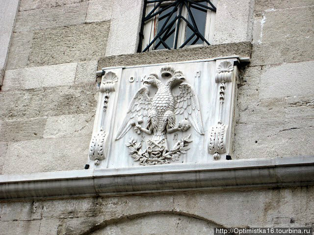 Двуглавый орёл — герб Византии. Стамбул, Турция