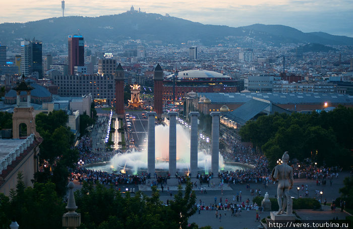 фонтан с видом на площадь Испании Барселона, Испания