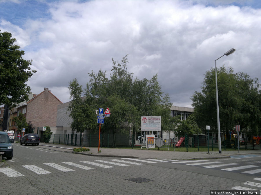 В этом районе находится музей мельницы и продовольствия. На этом перекрестке (ориентир — детский сад) надо повернуть налево. Брюссель, Бельгия