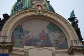 Над оформлением здания работали многие известные чешские художники того времени, в том числе Альфонс Муха, который занимает почетное второе место по распиаренности в Праге, после Кафки.
