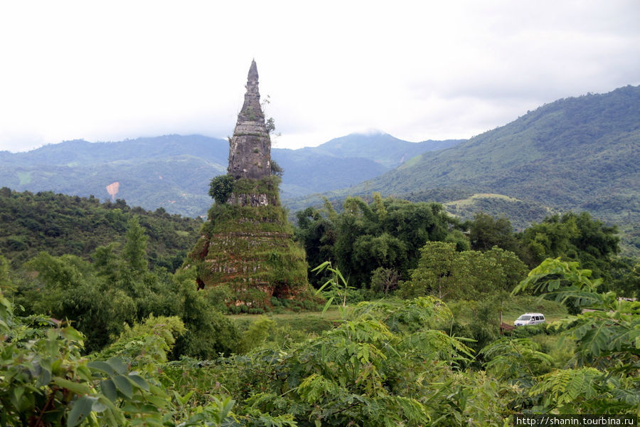 Древняя ступа в Сиенгхуанге окружении зелени Провинция Сиенгкхуанг, Лаос