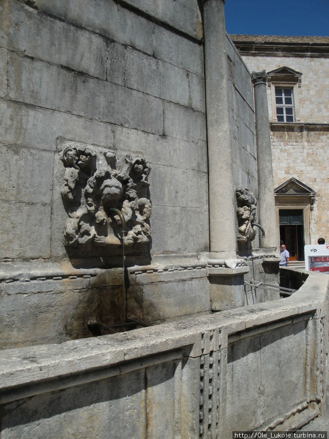 Фонтаны действующие...жители Дубровника утверждают, что вода чистейшая и пользуются ею Дубровник, Хорватия