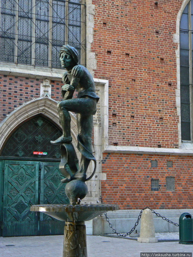 На Мариацкой площади стоит фонтан с фигуркой, изображающей бедного студента. Этот фонтан — подарок городу краковских ремесленников. Фигура скопирована с алтаря Вита Ствоша. Краков, Польша