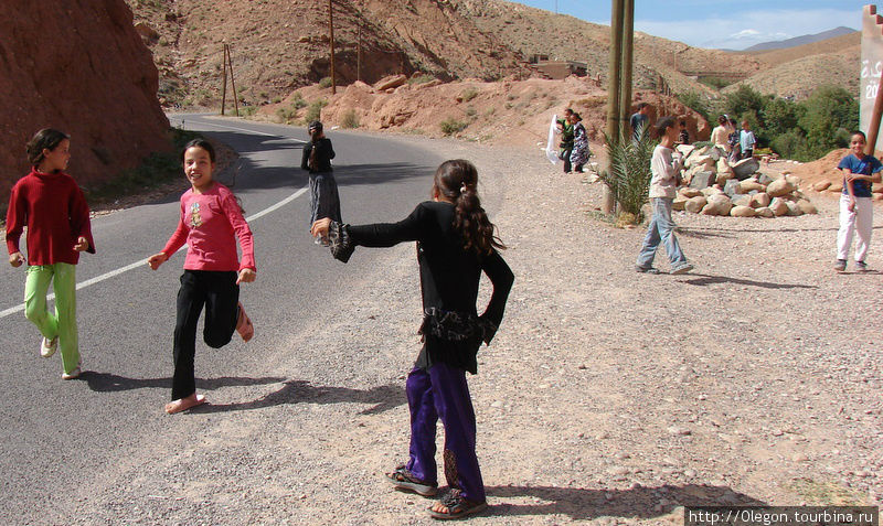 Дети после школы бегут по домам Марокко