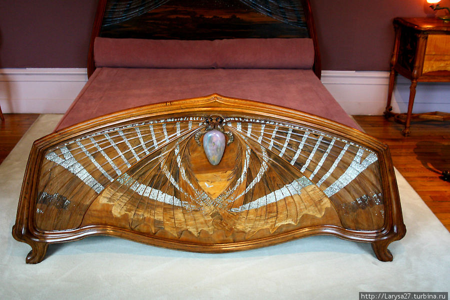 Кровать работы Эмиля Галле, 1904 г., палисандр, эбеновое дерево, перламутр, стекло.