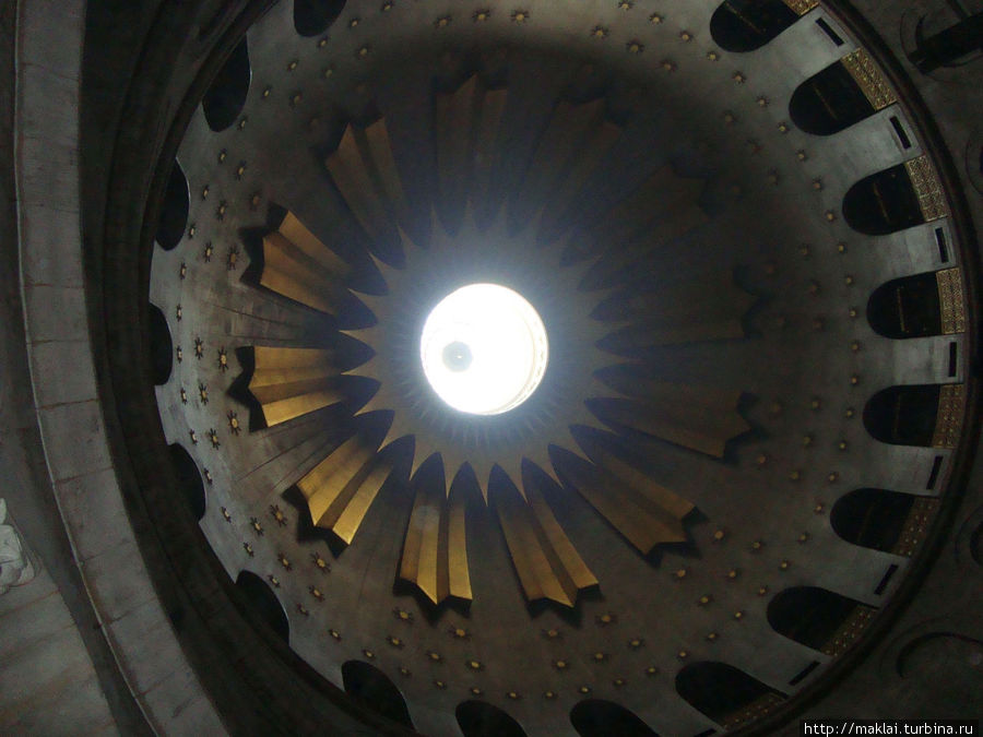 Купол Ротонды. Он выполнен в виде солнца. В центре купола — само солнце, символизирующее Иисуса. От него расходятся двенадцать лучей- 12 апостолов. Каждый луч состоит из 3-х лучей поменьше — символ Святой Троицы. Иерусалим, Израиль