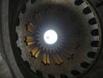 Купол Ротонды. Он выполнен в виде солнца. В центре купола — само солнце, символизирующее Иисуса. От него расходятся двенадцать лучей- 12 апостолов. Каждый луч состоит из 3-х лучей поменьше — символ Святой Троицы.