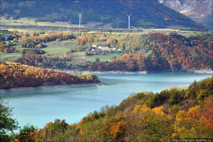 Сотэ (Lac du Sautet) — искусственное озеро, целью создания которого в 1930-1935 гг. было сооружение огромной плотины высотой 126 м на реке Драк