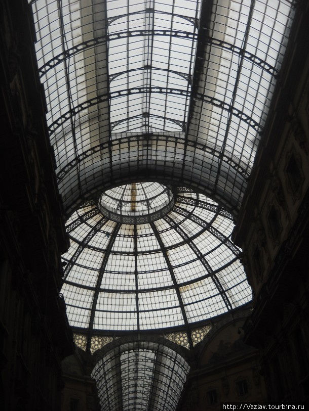 Свет сквозь стёкла Милан, Италия