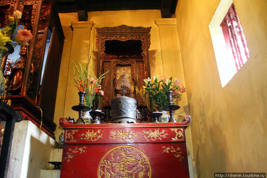В храме Нефритовой горы Ханой, Вьетнам