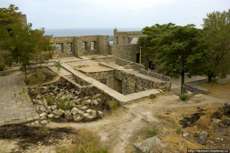 Ханский дворец 
 Дворец в дербентской цитадели был построен в 1768г. сильнейшим феодальным владетелем Восточного Кавказа Фет-Али-ханом. Академик П.Г.Бутков, посетивший в 1796г. цитадель Нарын-кала, писал, что был в ханском доме, который «…построен в два этажа, из дикого камня, на высоте, которая командует всем городом». Дербент, Россия