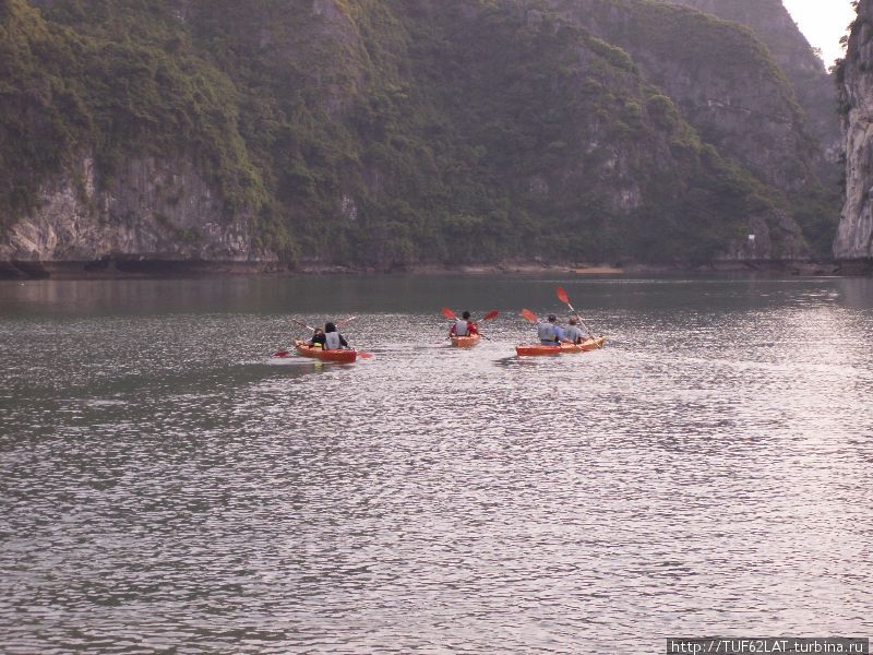 На выборёКто плывет в деревушку на воде или плавоние на каное Халонг бухта, Вьетнам