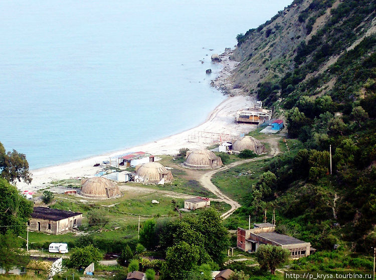 Даже на пляжах сохранились бункеры времен Э.Ходжи Албания