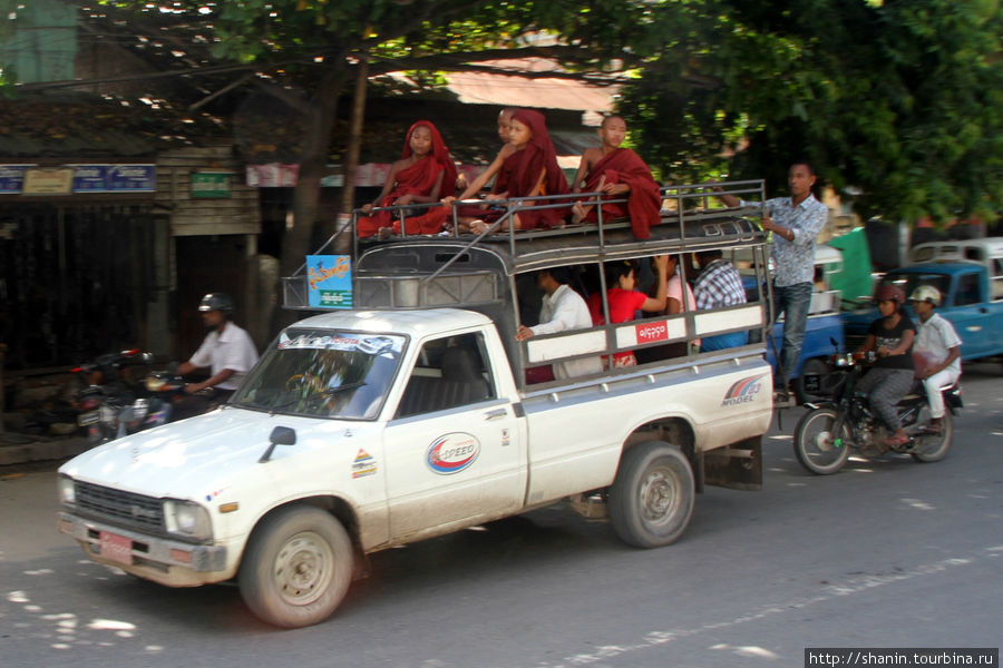 Монахи очень любят пикапы Мандалай, Мьянма