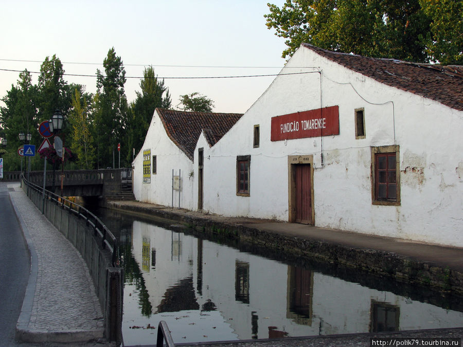 Похоже, по этому каналу к городским складам подходят(-или) баржи. Томар, Португалия