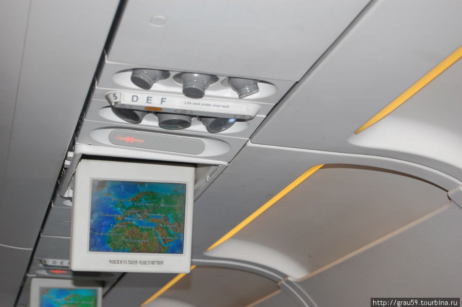 Экраны в самолете, на которых показывался наш полет на карте Тунис