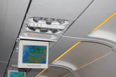 Экраны в самолете, на которых показывался наш полет на карте
