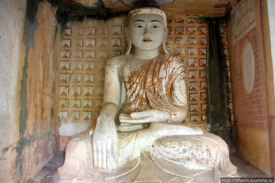 Будды в пещерах Монива, Мьянма