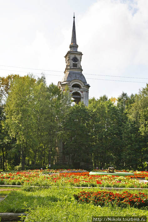 Колокольня церкви Спаса Преображения Осташков и Озеро Селигер, Россия