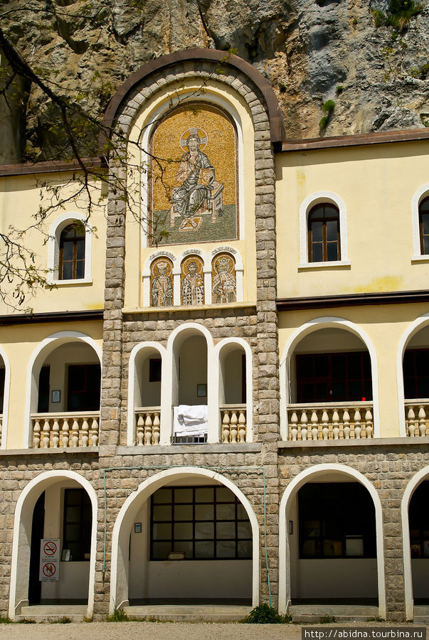 Черногория. Монастырь в скале монастырь Острог, Черногория