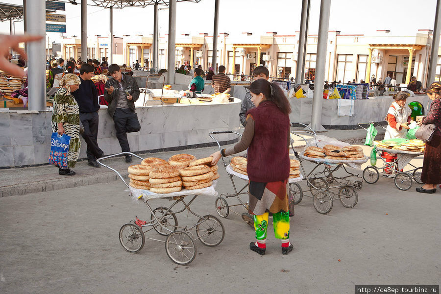 Лепешки — один из самых популярных товаров Самарканд, Узбекистан
