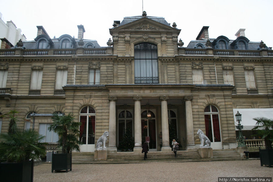Вход в музей со стороны внутреннего двора Париж, Франция