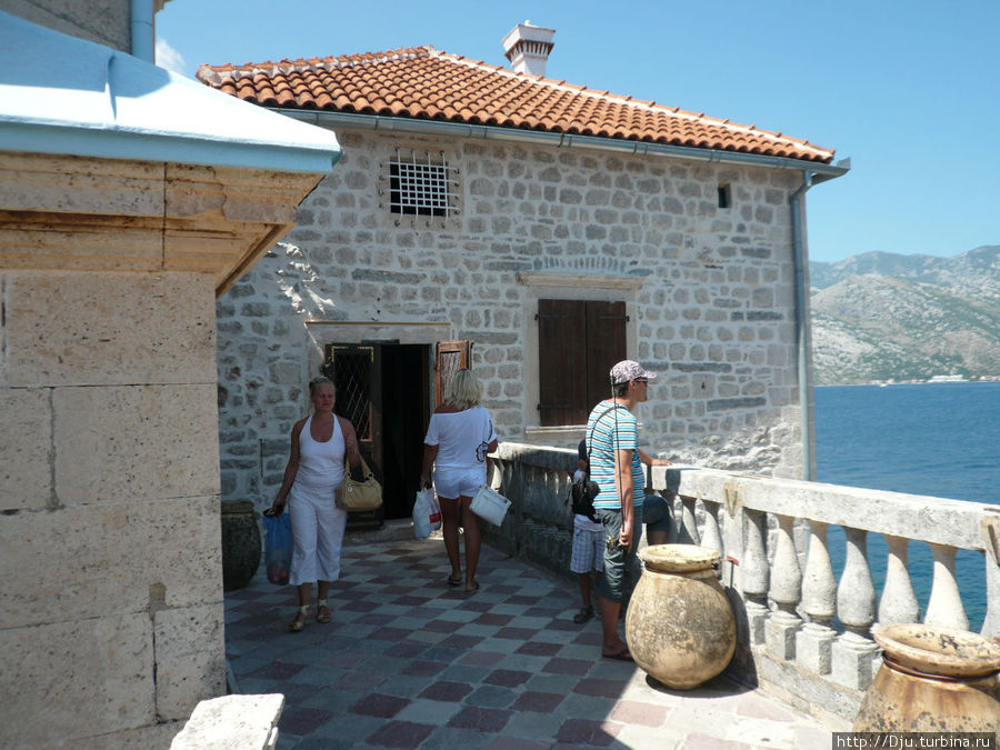 Дары церкви Божьей Матери на Скале (остров Госпа од Шкрпела) Пераст, Черногория