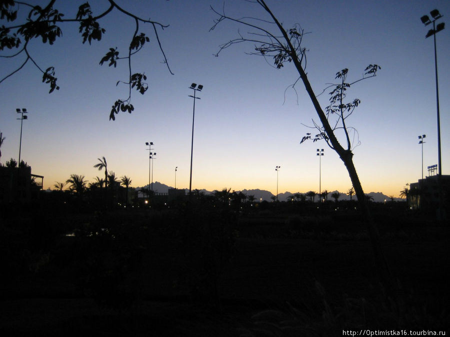 Закат за нашим отелем. Фото со стороны пляжа. Хургада, Египет