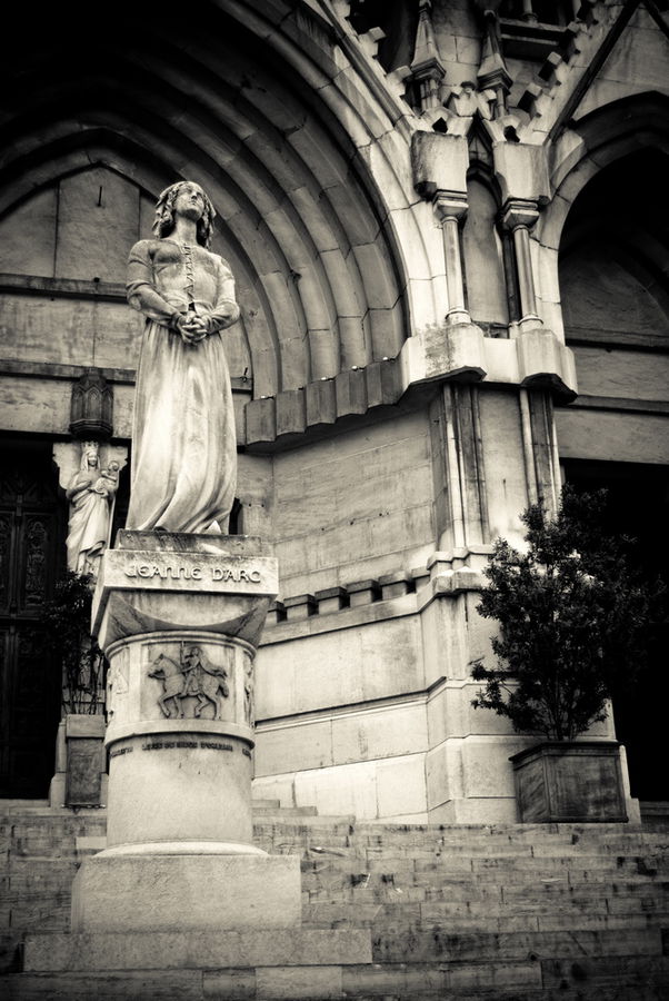 Образ Жанны Д’Арк преследует французов. Марсель, Франция