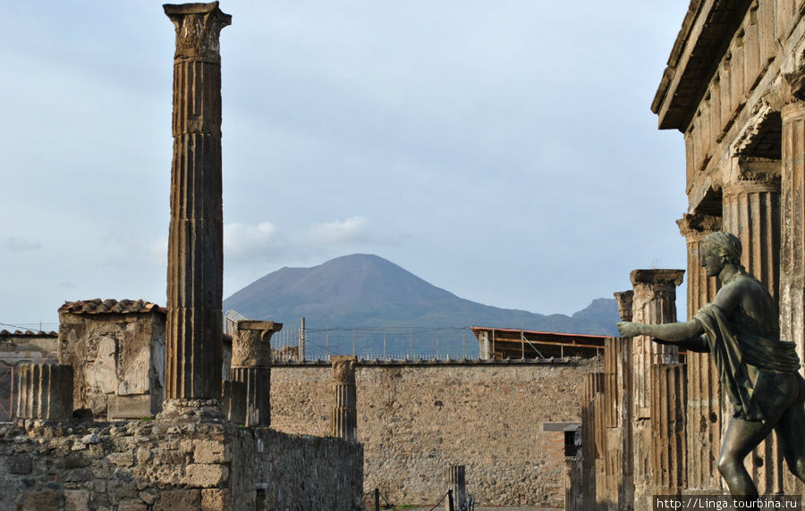 Храм Аполлона относят к VI в. до н.э. Помпеи, Италия