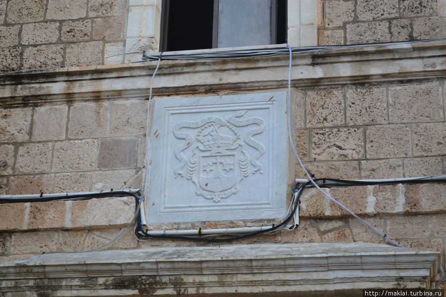 Герб Ордена кармелитов. Хайфа, Израиль