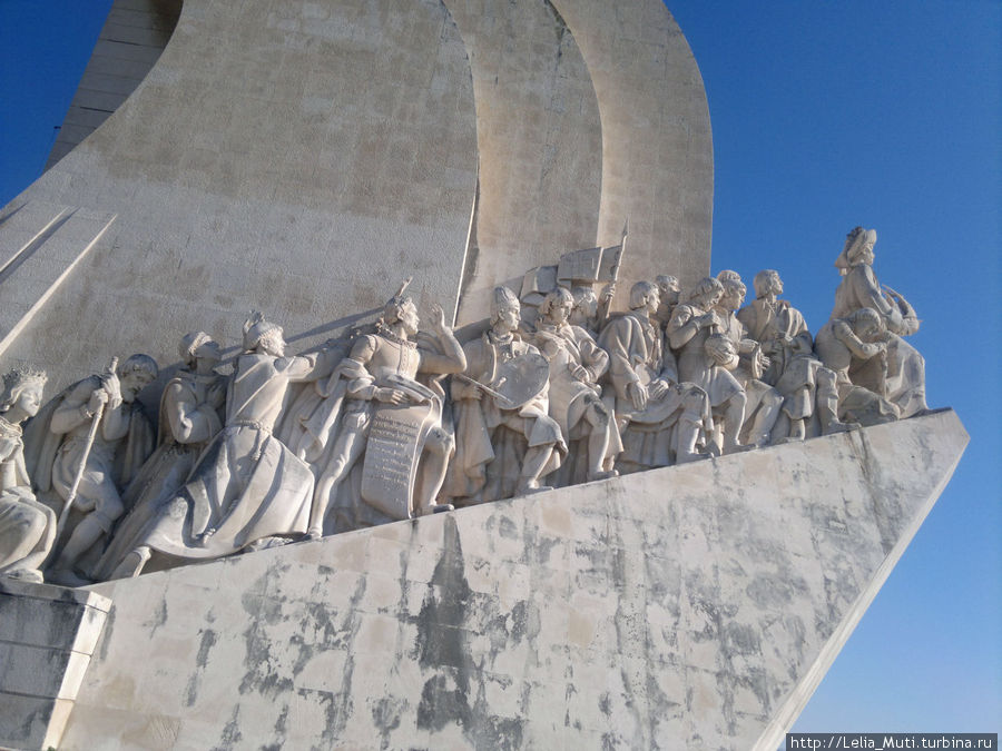 левая сторона памятника первооткрывателям Лиссабон, Португалия