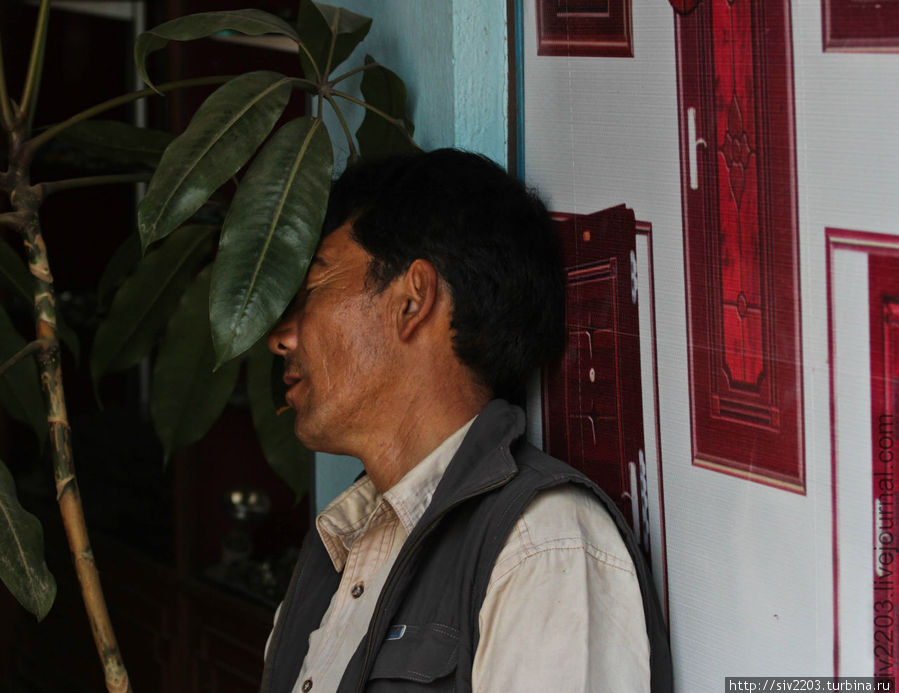 спят мужики на улице — сиеста Непал