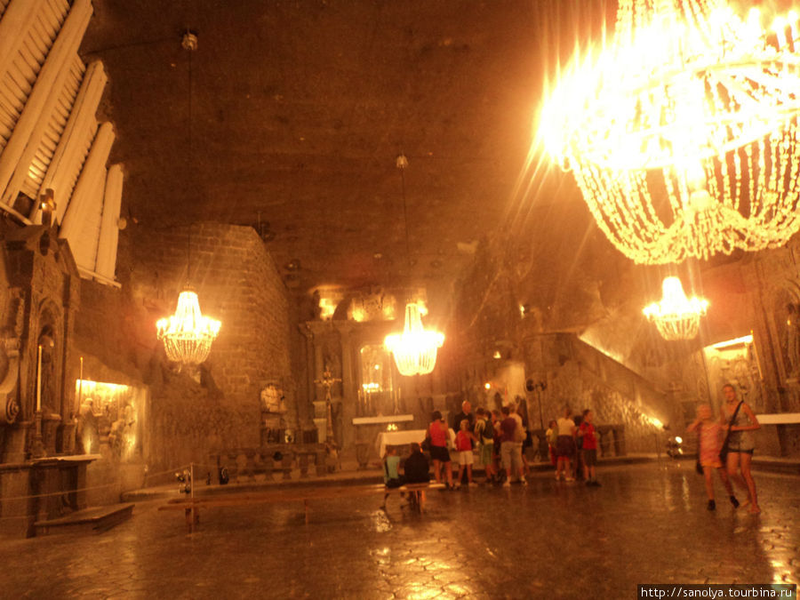 Каплица Св. Кинги, глубина — 101 метр под землей 
Дух захватывает, когда сверху открывается взору это великолепие из соли Величка, Польша