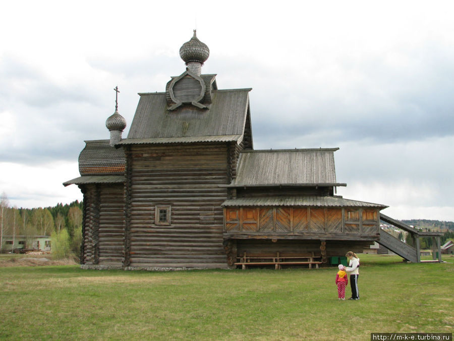 Деревянное зодчество недалеко от Перми. Дома на полянке Пермь, Россия