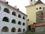 В Среднем замке раньше располагались казармы, арсенал, кухня, склады, рыцарский зал.