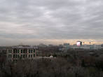 на горизонте, за Центральным стадионом — самый большой в Алматы экран с рекламой
