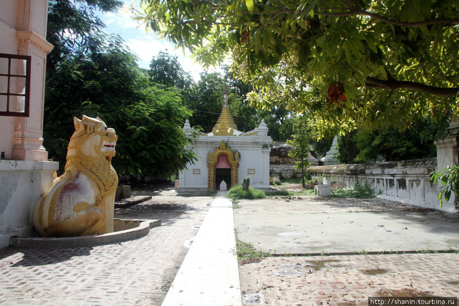 Пагода с огромным Буддой и зеркальными стенами Амарапура, Мьянма