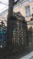 Интересен дом Демидовых прежде всего своей чугунной оградой, как у лучших дворцов Петербурга