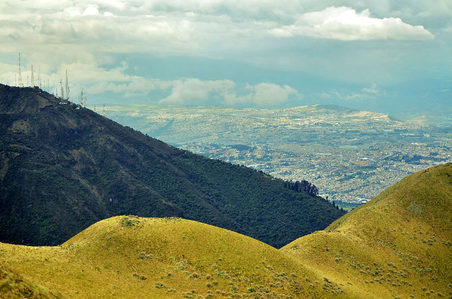 … солнце гуляет по окрестным горам, перескакивая с одного склона на другой и полностью меняя рисунок, формы и контуры тесно окруживших Кито холмов, покрывая ярким золотом одни и скрывая в неприметную тень другие… Кито, Эквадор
