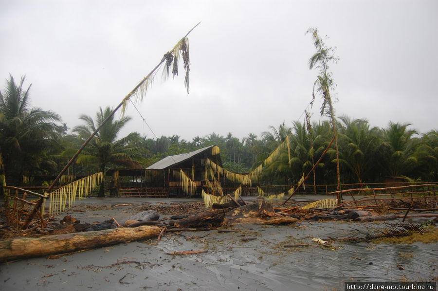 Забор, разрушенный недавним наводнением Провинция Галф, Папуа-Новая Гвинея