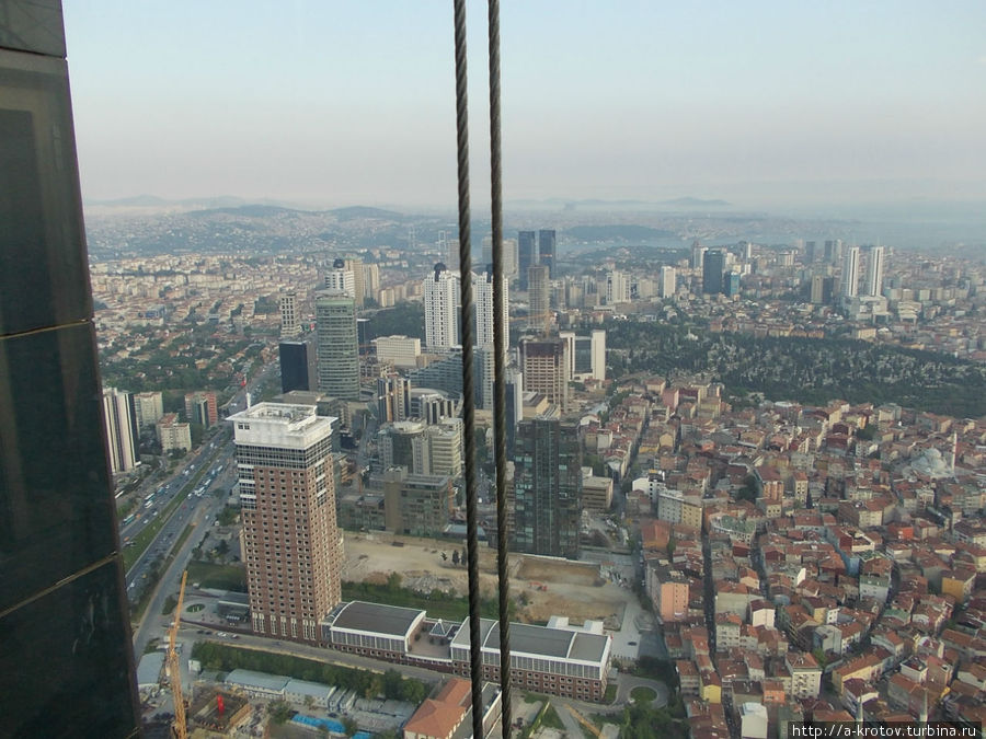 на этих проволоках работает наружный лифт, для рабочих Стамбул, Турция