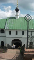 Надвратная церковь Сергея Радонежского над входом в монастырь со стороны реки