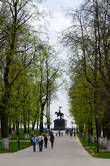 Дорога к смотровой площадке, виднеется памятник Владимиру Монамаху и святителю Федору