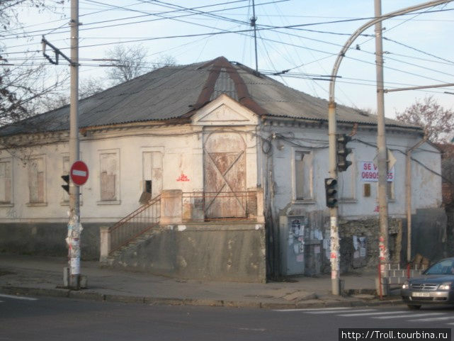 Забитый наглухо дом на высокой подставке Кишинёв, Молдова