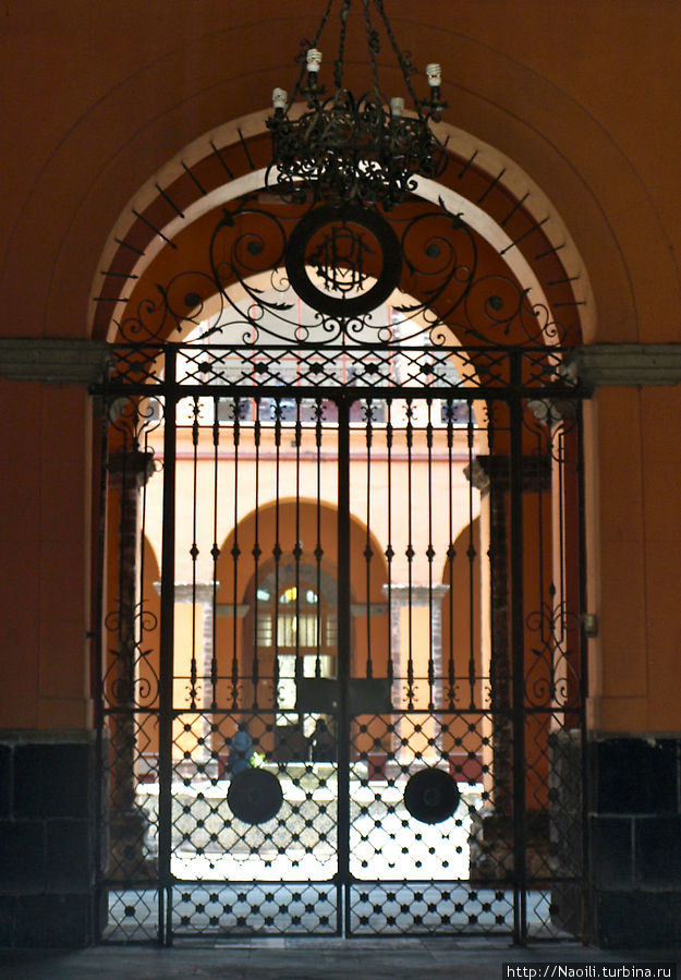Вход в Колледж Монастыря имени Сор Хуаны, ранее монастырь Мехико, Мексика