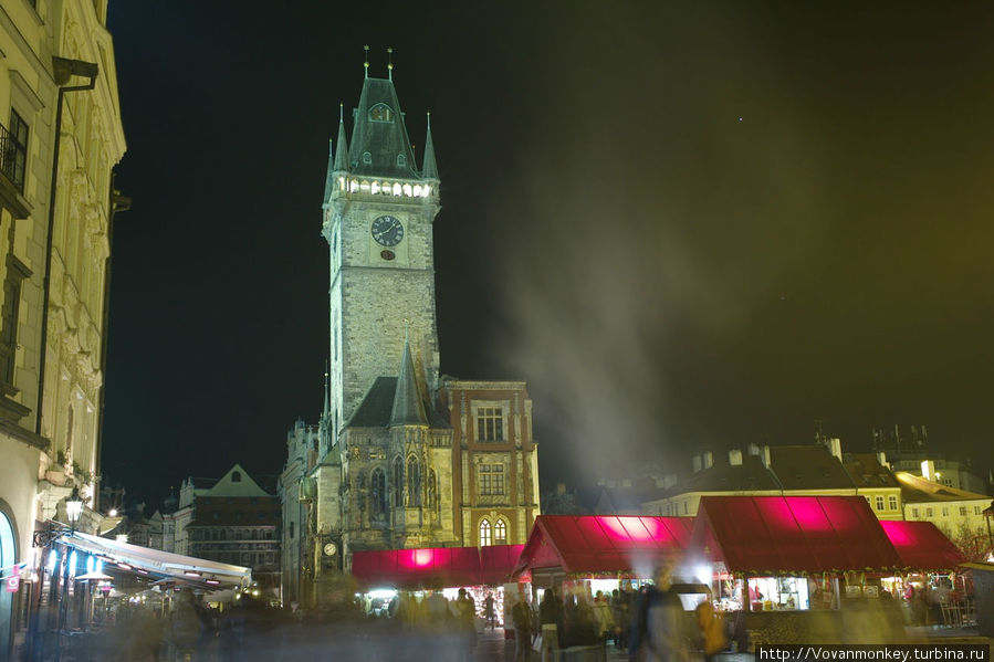 Пасхальная ярмарка. Призрачный дым окутал Староместскую площадь. На самом деле готовятся трдло и свиные ноги. :) Прага, Чехия